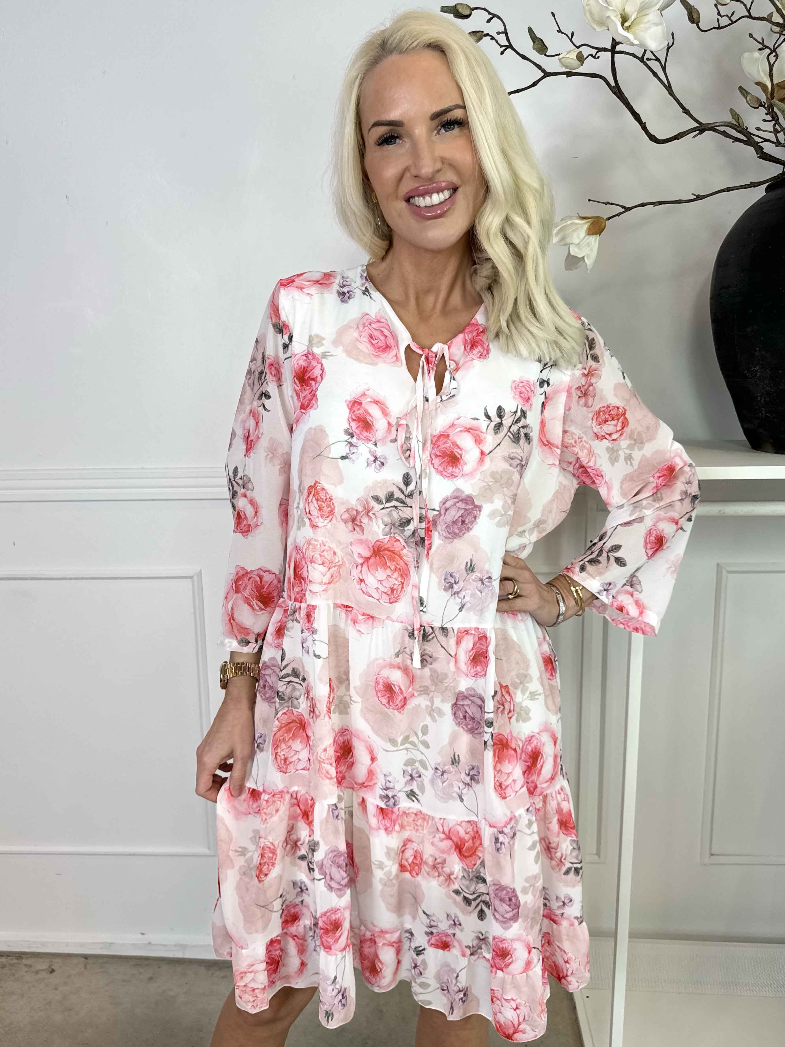 Stella - Blomsterkjole i chiffon med viskose underkjole